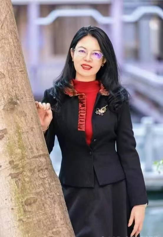 跨界女作家丘英姿：商海弄潮，诗坛绽彩，点燃佛山文化之光